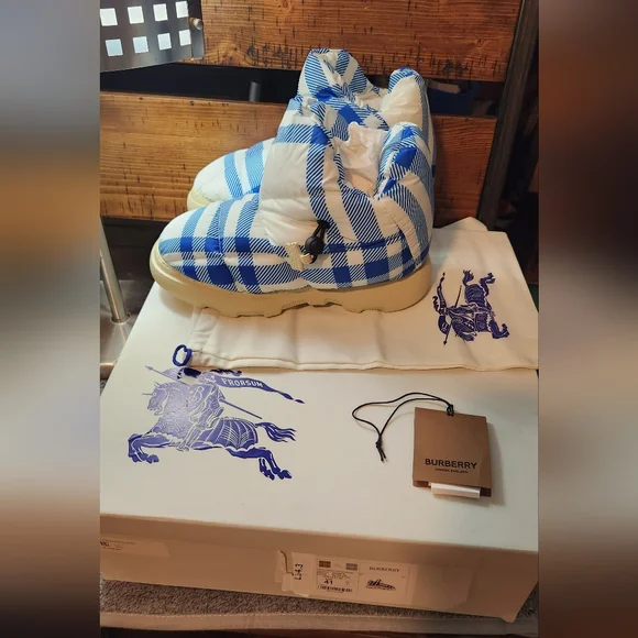 Burberry Pillow Booties -UNISEX - Mens Size 40 - Size 7.5/8 - Wmn Sz 9/9.5 - Picture 4 of 14